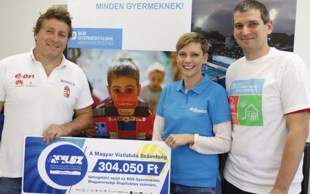 A vízilabdás lányok az SOS Gyermekfalvak mellett