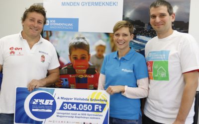 A vízilabdás lányok az SOS Gyermekfalvak mellett