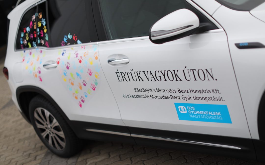 „Értük vagyok úton” üzenetet viselő elektromos autóval támogatja az SOS Gyermekfalvak kecskeméti központját a Mercedes-Benz