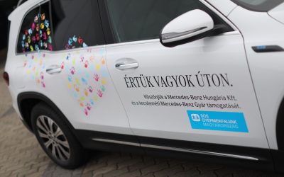 „Értük vagyok úton” üzenetet viselő elektromos autóval támogatja az SOS Gyermekfalvak kecskeméti központját a Mercedes-Benz