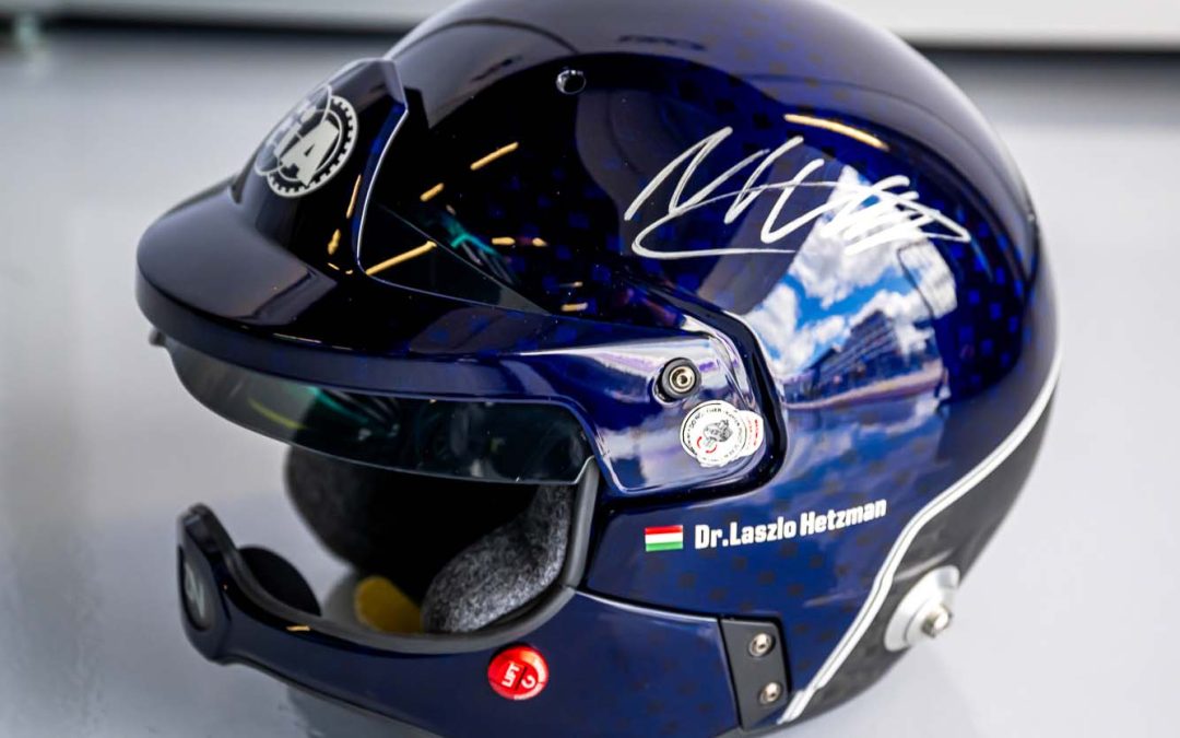 A Forma-1 futam végéig lehet licitálni Max Verstappen által dedikált különleges versenyruhákra!
